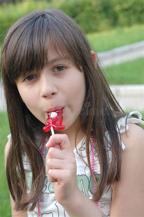 Bambina Sveglia Con Il Lollipop Immagine Stock Immagine Di Giovane Bocca