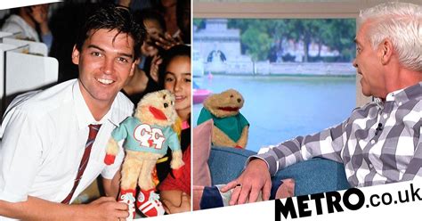 Phillip Schofield Reunites With Gordon The Gopher From The Broom Cupboard Metro News