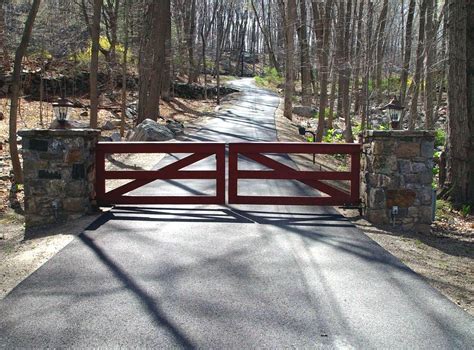 This Simple Wooden Driveway Gate Is A Streamlined Take On A Farmhouse