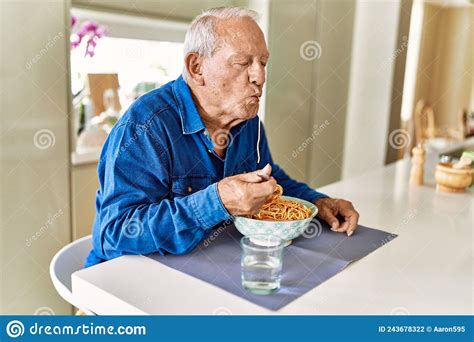 Anciano Comiendo Espagueti En La Cocina Foto De Archivo Imagen De