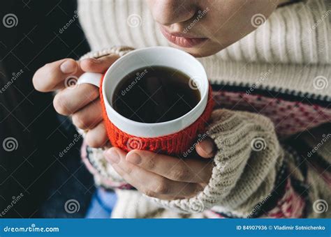 Kaffe Som Dricker Varmt Kvinnabarn Arkivfoto Bild Av Ferie Person