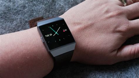 Apple Watchが使えないandroidユーザーへバッテリー超長持ち｢fitbit Ionic｣の現実 ギズモード・ジャパン