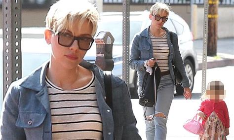 Scarlett johansson reapareció con su hija rose dorothy en los hamptons y sorprendió lo grande y transformada que luce la pequeña a sus 6 años. Scarlett Johansson goes out with daughter Rose in LA ...