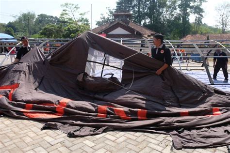 Lomba Pasang Tenda Pengungsi Antara Foto