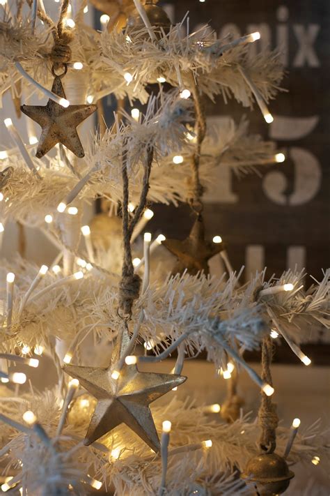 White gold christmas tree decorations brad schmidt. 35 Beautiful Gold And White Christmas Décor Ideas