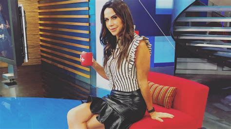 Paola Rojas Luce Encantador Vestido De Encaje En Televisa Y Enamora A