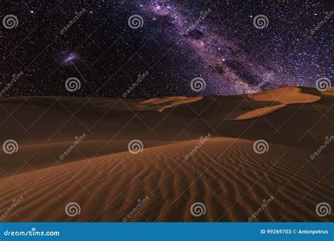Vistas Asombrosas Del Desierto Del Sáhara Debajo Del Cielo Estrellado