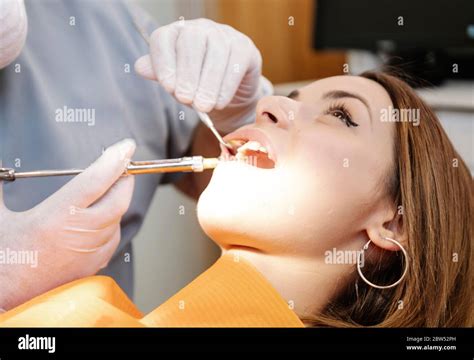 Dentista Irreconocible Usando Jeringa Para Inyectar Anestesia Local En