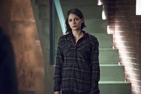 Thea Knows Olivers Secret On Arrow And Its About Time Willa Holland