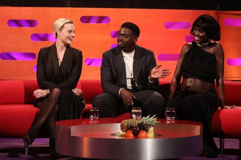 Bom Sex Margot Robbie Diện Thiết Kế Của Công Trí Lên Talkshow Nổi Tiếng Của Bbc