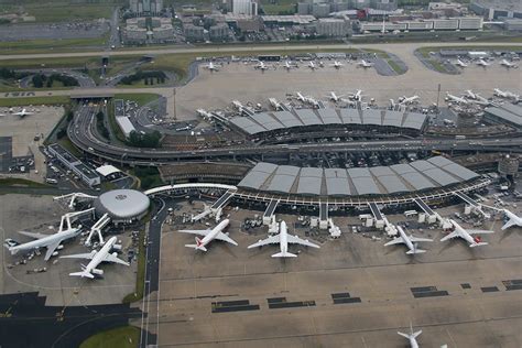 It is located north of paris and is sometimes referred to as roissy airport. Charles de Gaulle se convertirá en principal hub europeo ...