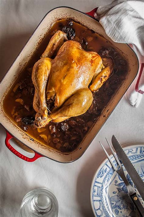 Te presentamos una tentadora receta, pollo relleno, para que disfrutes a la hora de la cena. Cómo hacer un pollo relleno al horno