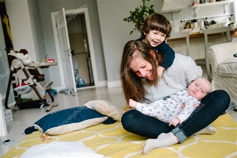 Madre Joven Y Feliz Jugando Con Sus Hijos Pequeños En El Suelo De La