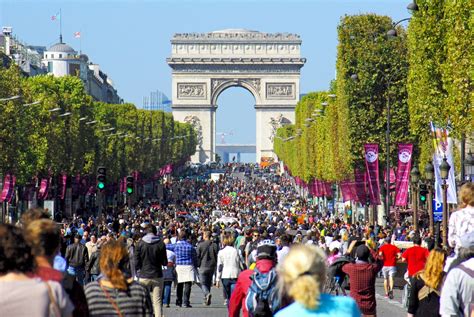 Discover The Prestigious Avenue Des Champs Élysées French Moments