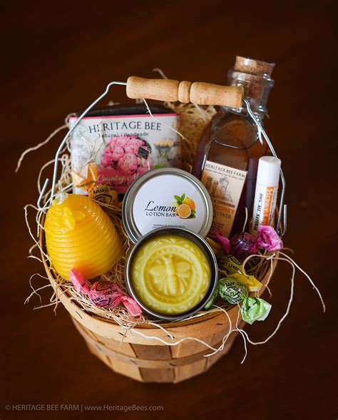 Deluxe Honey And Hive T Basket Raw Honey Beeswax Candle And
