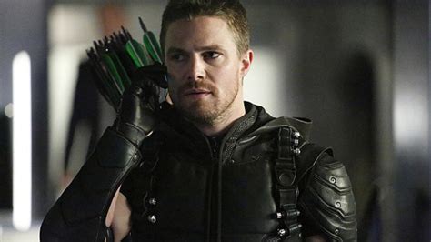 Arrow Saison 5 Stephen Amell Tease Le Retour De Son Plus Grand