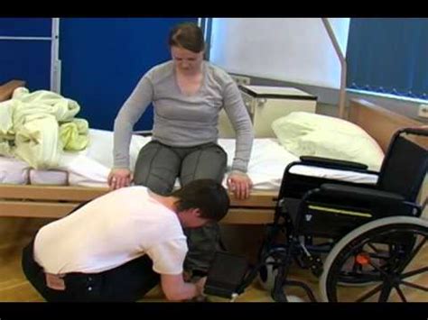 Patiententransfer vom rollstuhl ins bett mit kniestabilisierung wenn sie die richtige technik verwenden, ist es möglich einen. DE022AT_Transfer vom Bett in den Rollstuhl - YouTube