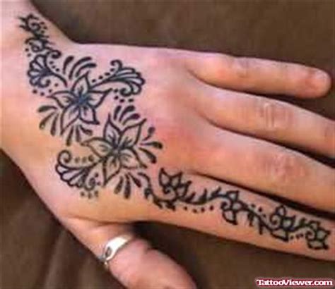 34 Nice Henna Hand Tattoos