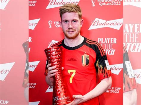 De Bruyne se sorprende al recibir el premio al mejor jugador del partido del Bélgica Canadá y