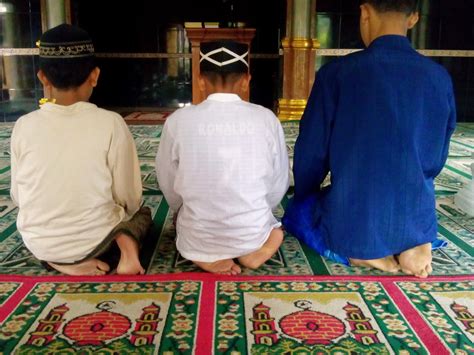 Bacaan Doa Tahiyat Awal Dan Doa Tahiyat Akhir Arab Dan Latin Lengkap