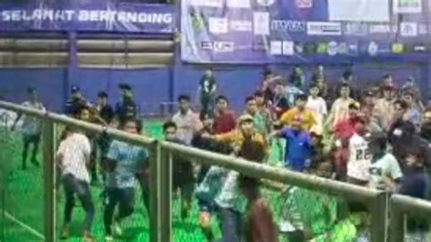Turnamen Futsal Berujung Ricuh Di Sampang Antar Suporter Saling Baku