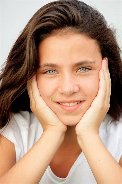 Menina Do Adolescente Com Sorriso Dos Olhos Azuis Imagem De Stock Imagem De Azul Beleza 59446483
