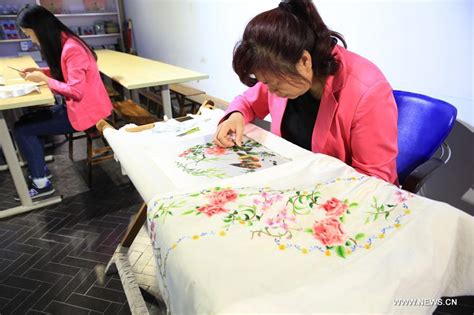 عرض مهنة التطريز اليدوي على قماش الحرير في جنوب غربي الصينarabicnewscn
