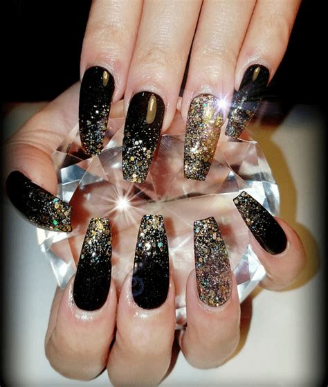 There are a variety of black and gold nail designs however, you need to make sure that you do it well or get a nail i am not very good in nail design but i thought it would be great to try something other than nail polish for nail design. Black & Gold Nail Designs: 51 Fabulous Ways To Rock'em