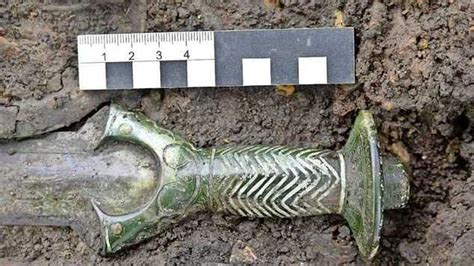 Archeologen In Duitsland Stuiten Op Glimmend Zwaard Van 3000 Jaar Oud