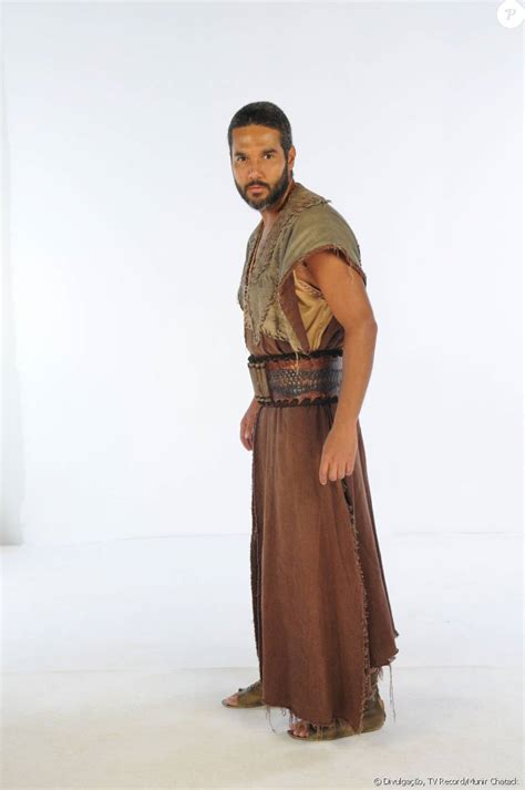 Roupas egipcias fantasia egípcia novela os dez mandamentos novelas brasileiras personagens bíblicos fantasias criativas egito antigo figurinos ator. Gahiji (Fernando Sampaio) parte para encontrar a mulher ...