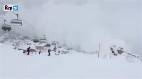 O Stațiune Situată în Alpii Italieni A Fost Lovită De O Avalanșă De Zăpadă Youtube