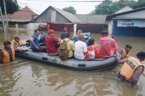 Bahkan, banjir tahun 1996 disebut sebagai banjir terburuk sejak tahun 1987. Picu Banjir, Curah Hujan di Jakarta Hari Ini Tertinggi Sejak 1996 - kumparan.com