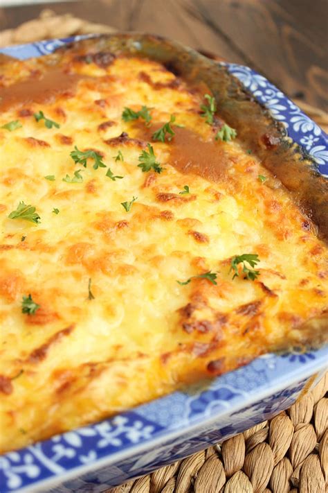 Shepherd's pie is basically a casserole made of cooked meat with gravy which gets topped with a layer of mashed potatoes and then baked. Shepherd's Pie with Alehouse Cheddar Mashed Potatoes - The Suburban Soapbox
