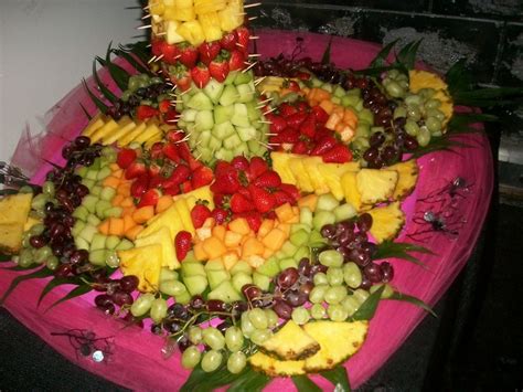 By using the pvc pipe as the frond holder, it keeps them from coming in contact with the fruit. Fruit Displays - Lady Dee Inc. | Edible food, Fruit ...