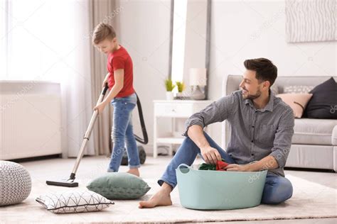 Niño Y Su Papá Limpiando Su Casa Juntos — Foto De Stock