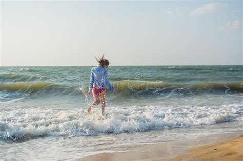 Naakt Meisje Die Op Het Strand Lopen Stock Afbeelding Afbeelding
