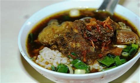 Nasi tumpeng biasanya dibuat dengan bahan utama dari nasi kuning, nasi putih, atau nasi uduk. Cara membuat Lontong Dekem kuliner Pemalang - BacaDataCom