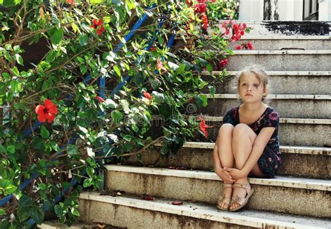 Nettes Kleines Mädchen Sitzt Auf Der Treppe Stockbild Bild von
