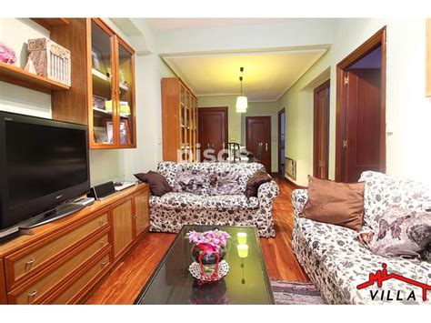 En venta piso de 3 habitaciones con garaje, trastero y maravillosas vistas abiertas al mar. Piso en venta en Castro Urdiales en Centro por 145.000