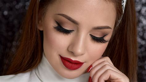 Neutral Smokey Eyes Red Lips Makeup Tips Laviers