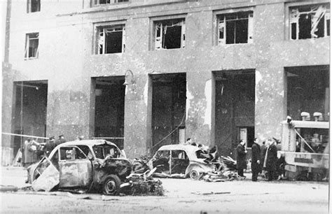 El 16 de junio de 1955, treinta y cuatro aviones de la aviación naval y de la fuerza aérea argentina arrojaron 14 toneladas de bombas sobre la plaza de mayo, sus edificios públicos adyacentes y la cgt. El bombardeo a Plaza de Mayo | Diario El 9 de Julio