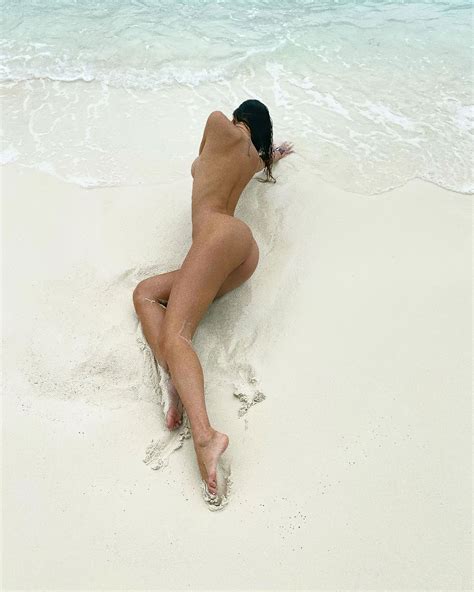 Naked Bimbo Valentina Fradegrada Showing Her Bare Butt In HQ The