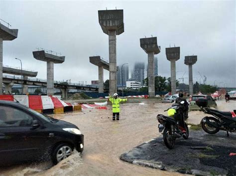 Trafik polisının görev ve yetkileri, genel anlamda trafiği düzenlemek, trafiği denetlemek ve meydana gelen trafik kazalarındaki iş ve işlemleri yürütmek olarak üç başlık altında toplanmaktadır. Hujan lebat di Klang, Shah Alam | Nasional | Berita Harian