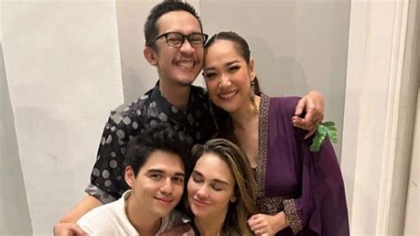 Aming Pamer Foto Mesra Luna Maya Dan Maxime Bouttier Cara Pegangan