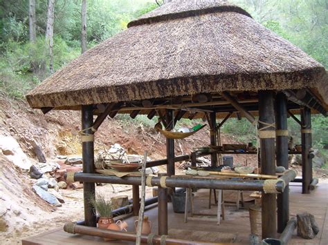 Las casas de paja construidas con la técnica greb llevan una estructura de madera. CASA MADERA Y TECHO DE PAJA ~ Escuela de Supervivencia ...