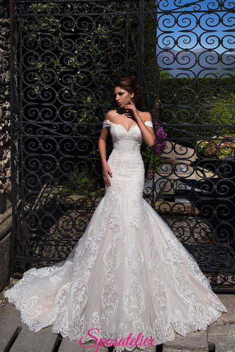 L'acquisto dell'abito da sposa è uno dei momenti più speciali nella vita di ogni donna, ed è per questo che atelier emé ha creato una collezione presso il nostro atelier potrai scegliere tra abiti da sposa semplici a modelli più particolari, dal classico abito da sposa principessa ad un vestito a sirena. vestito da sposa a sirena in pizzo con scollo a barca ...