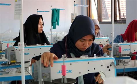Check spelling or type a new query. Melihat Produksi APD dan Masker di SMKN 2 Ponorogo
