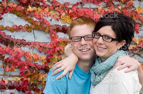 Madre E Hijo Hug Adolescente Foto De Stock Y Más Banco De Imágenes De