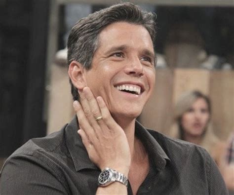 He was a host of a children's show called gente inocente (innocent people). Garcia recua e aceita salário menor na Record; contrato ...