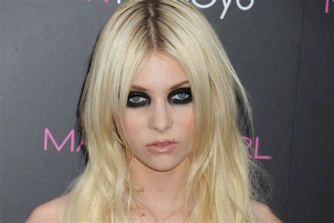 Taylor Momsen Flashes Crowd